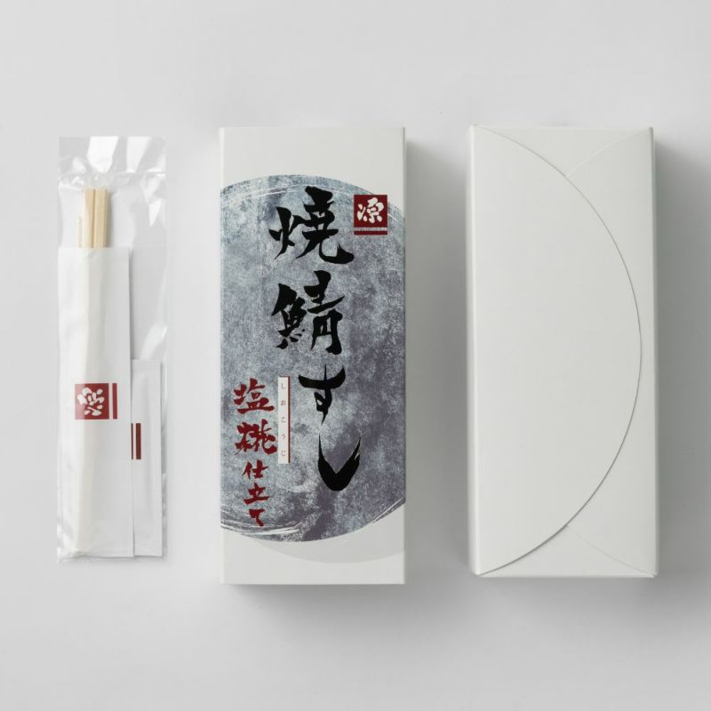 焼鯖ずしのパッケージと内容物（スリーブや箸）が載っています。