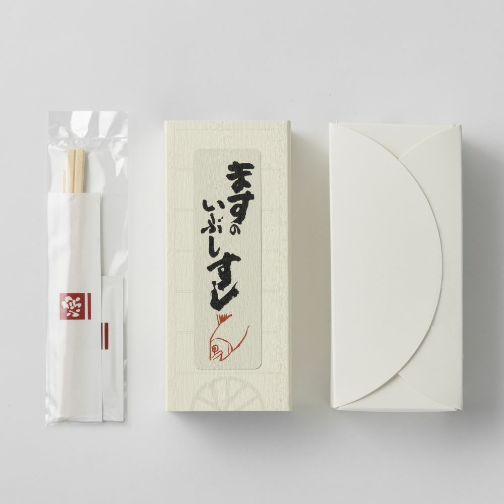 ますのいぶしすしのパッケージと内容物（スリーブや箸）が載っています。