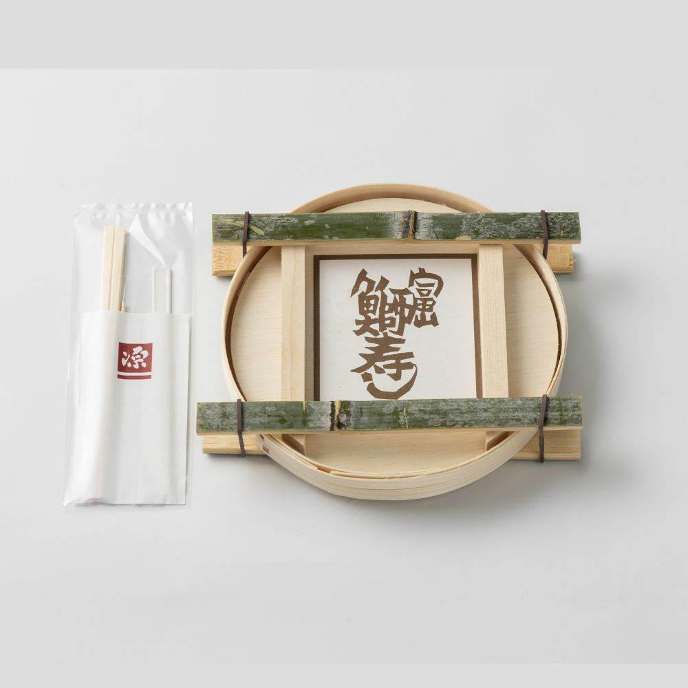 鱒寿司の内容物画像。曲げ物と箸、ナイフなどが載っています。