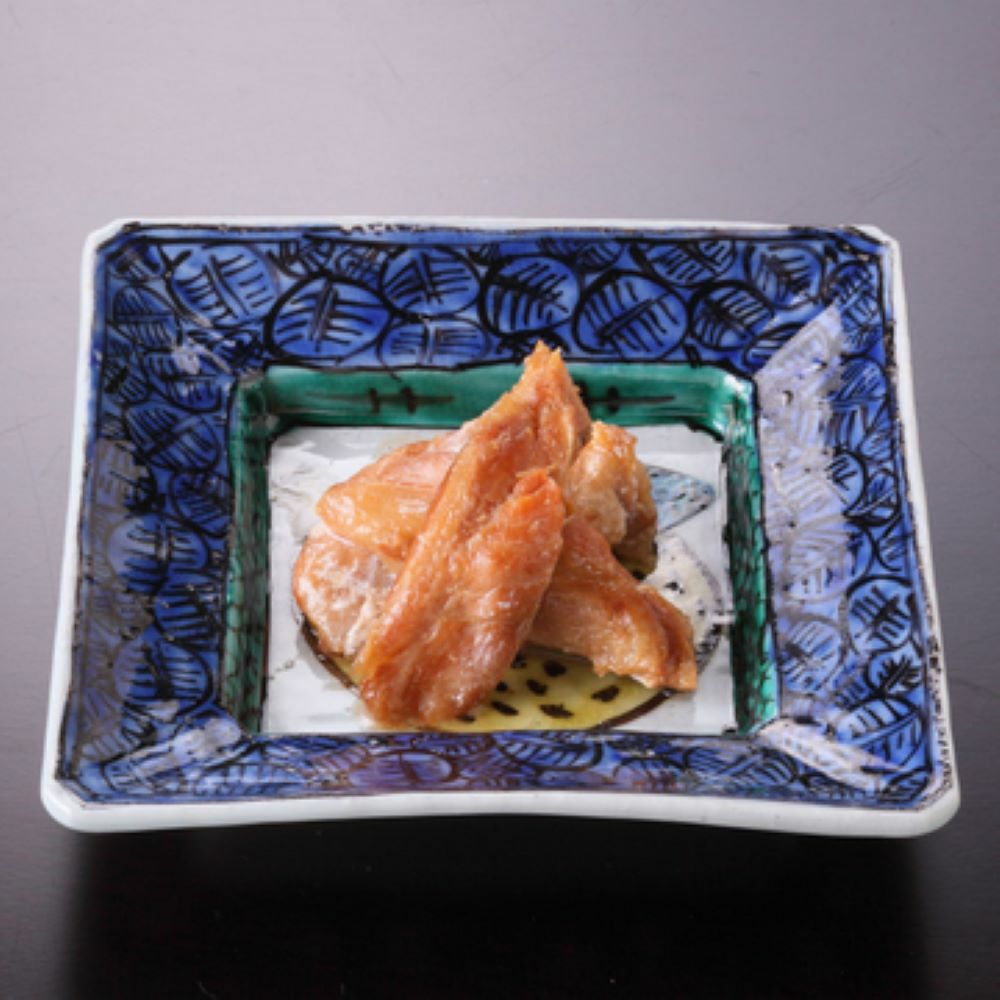 魚の部位の中でも味が濃く美味とされるますのひれを柔らかく煮込み味を付けた「ますひれうま煮」の皿盛イメージ画像です。