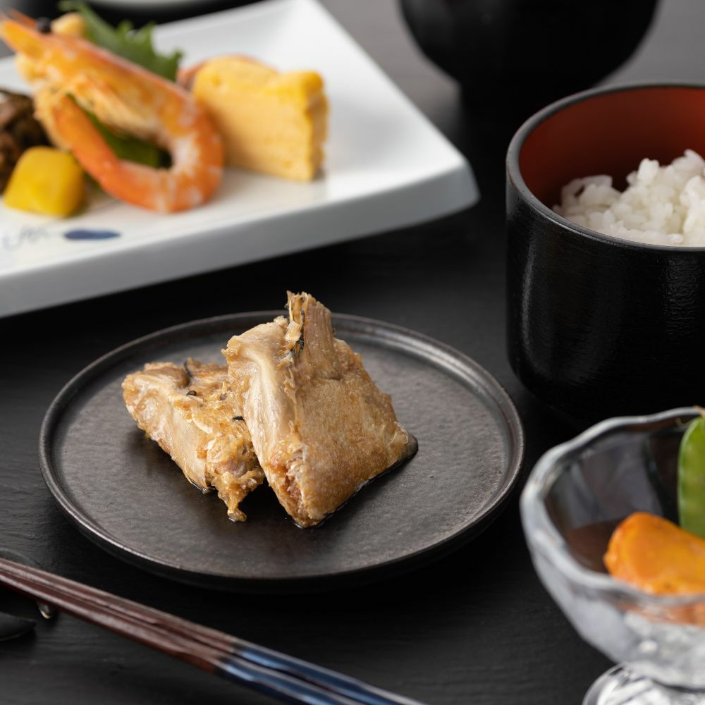 うま煮とご飯やおかずが並んだ食卓イメージの画像です。