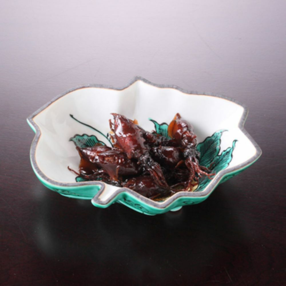 ほたるいかを柔らかく煮込み、しっかりと味を付けたほたるいかのうま煮がお皿に盛りつけされた画像です。