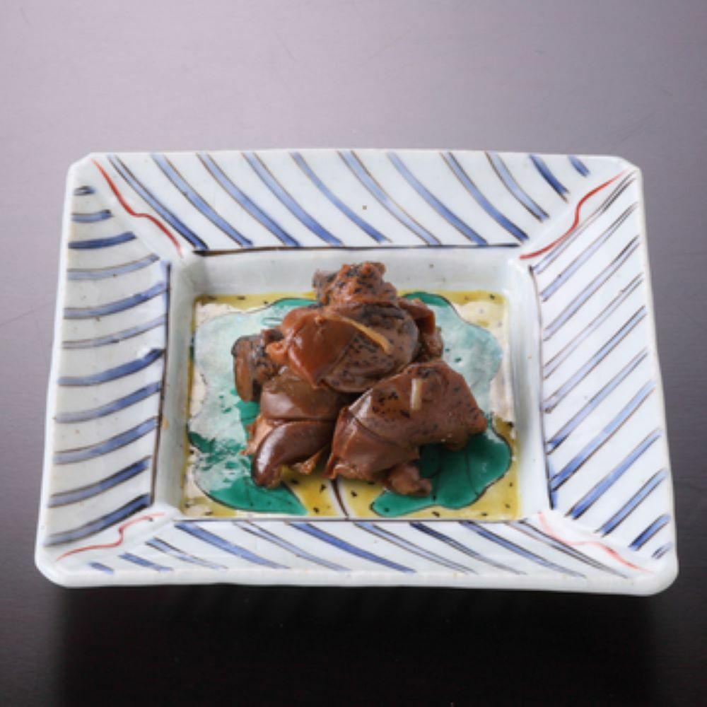 ばい貝を柔らかく煮込み、しっかりと味を付けた「ばい貝のうま煮」をお皿に盛りつけた画像です。