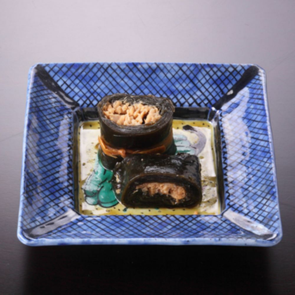 ぶりの身と骨が昆布で包まれ、柔らかく煮込んだぶり昆布巻の断面がキレイに見える、お皿に盛りつけされた画像です。