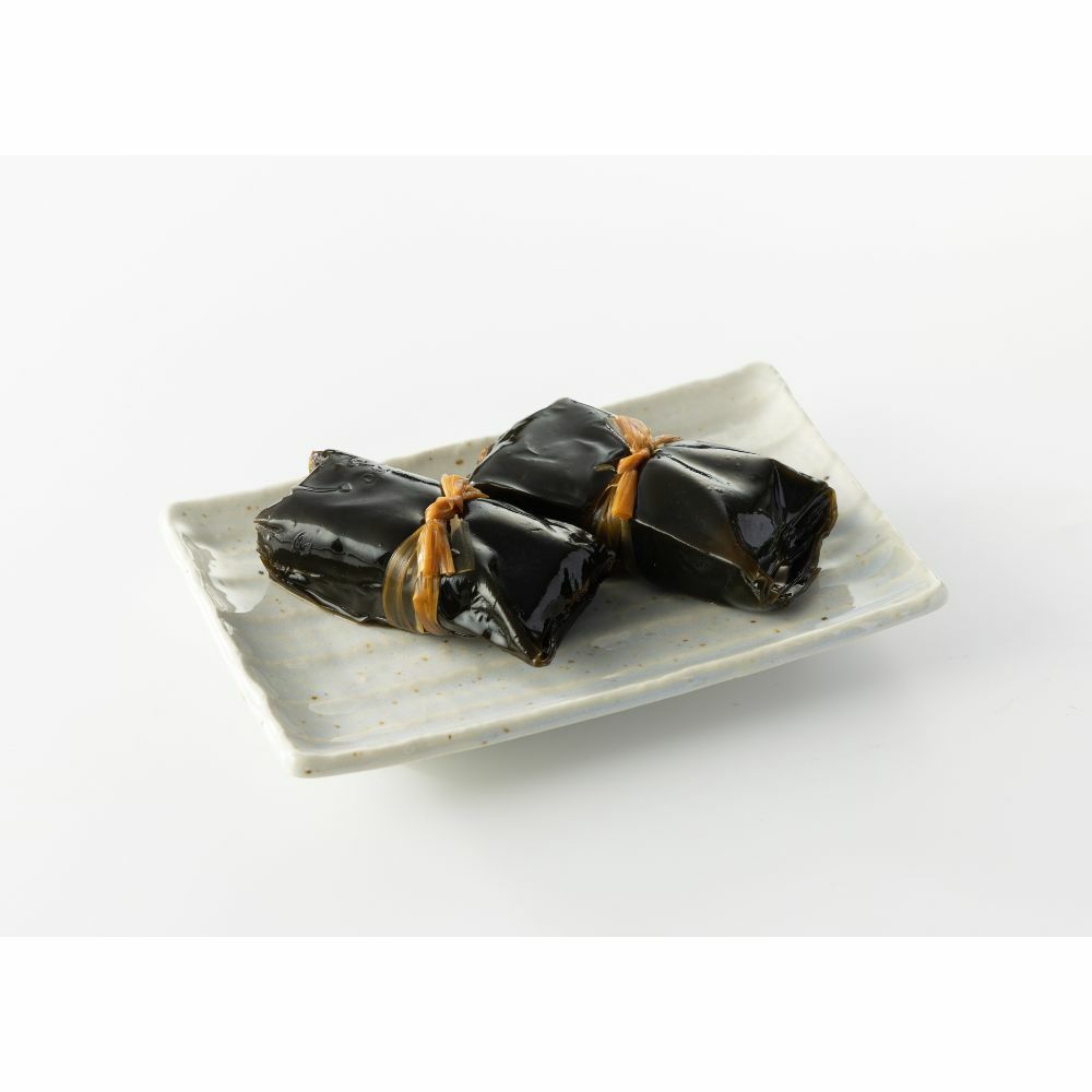 ぶり昆布巻の全量がお皿に乗った画像です。