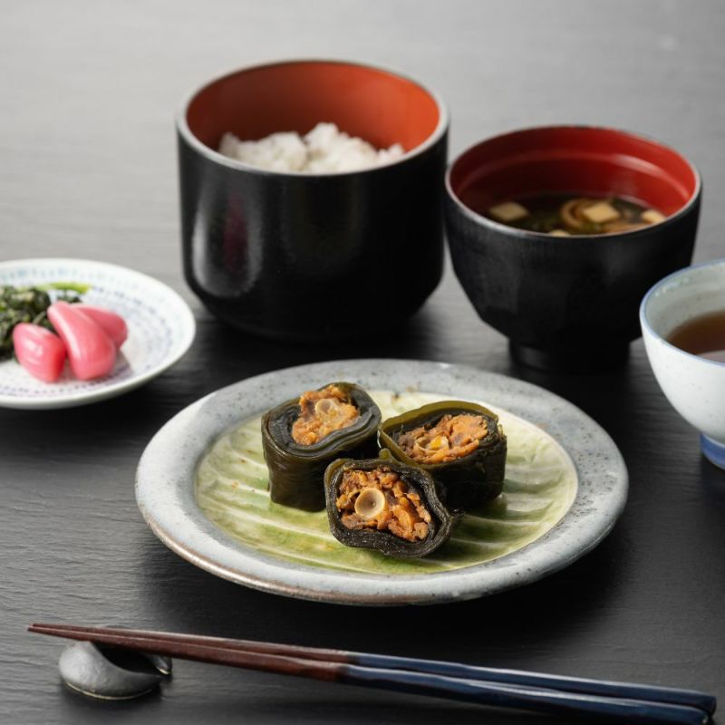 ジャンボます昆布巻の食卓イメージ画像です。白米、味噌汁、漬物と共に一食分の食卓風景です。