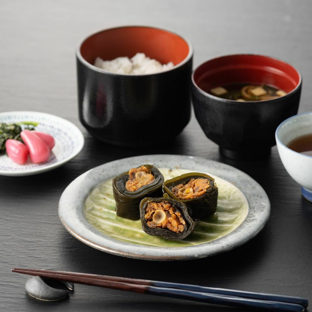 ジャンボます昆布巻の食卓イメージ画像です。白米、味噌汁、漬物と共に一食分の食卓風景です。