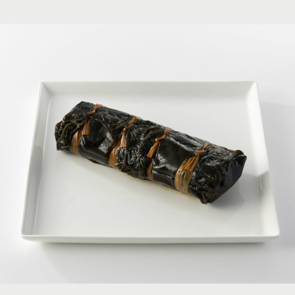 ジャンボぶり昆布巻の商品画像です。昆布に包まれ、経木紐で数か所縛られています。