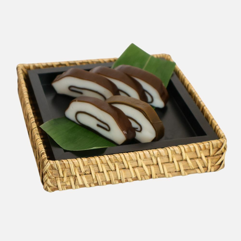 特製昆布巻かまぼこがお皿に盛付けされた美味しそうなイメージ画像です。