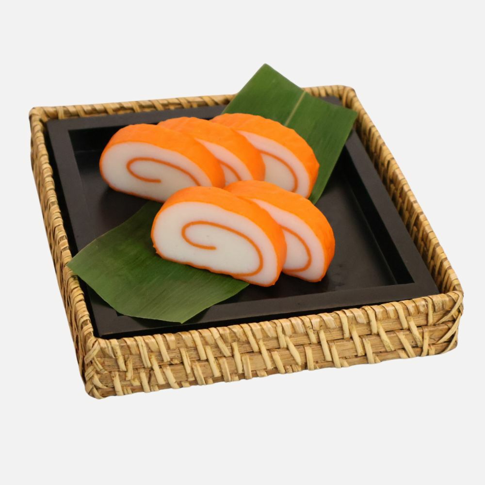 特製赤巻かまぼこがお皿に盛付けされた美味しそうなイメージ画像です。