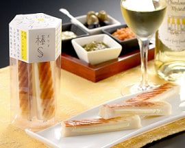 棒Ｓ（ボウズ）元祖スティックチーズをお酒と共に嗜むイメージ画像です。
