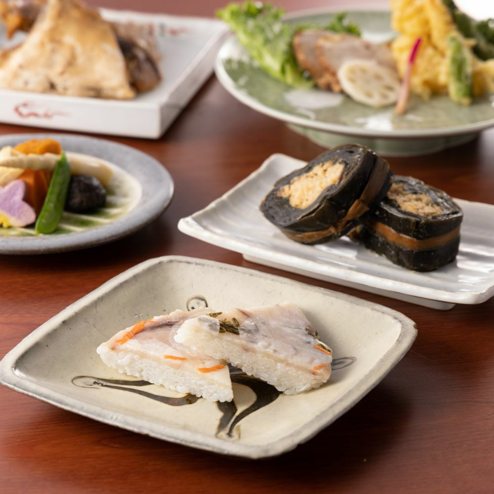 ぶりのすしとジャンボぶり昆布巻がお皿に盛りつけられた食卓のイメージ画像です。