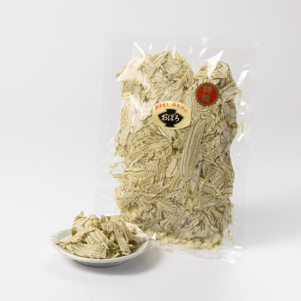 特選おぼろ昆布のパッケージと皿盛りの画像です。