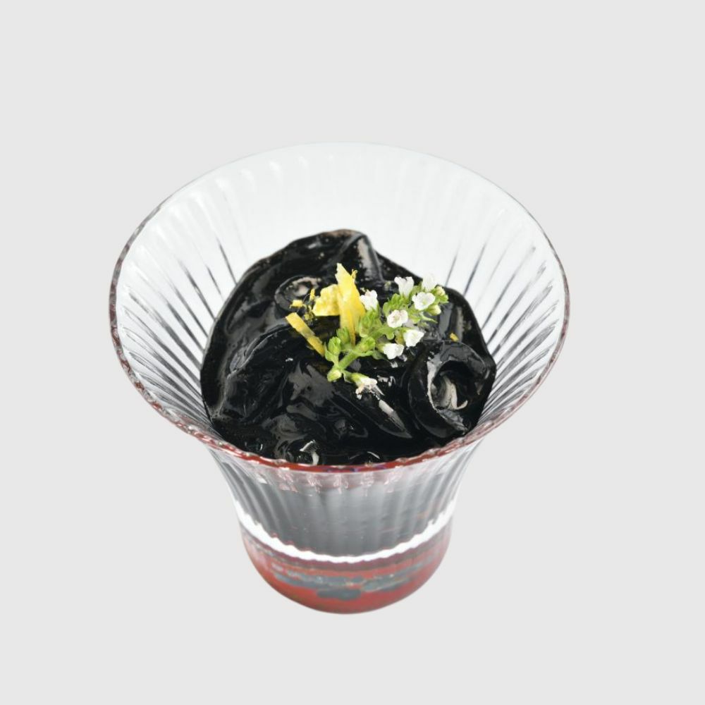 プレミアム　いかの黒作りの皿盛り画像です。