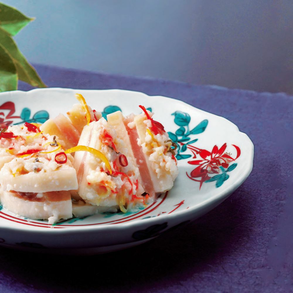 かぶらずしが切り分けられ、お皿に並んだイメージ画像です。