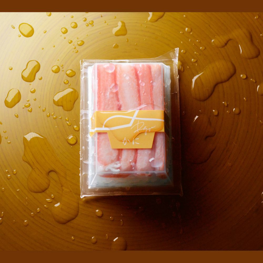 透明容器に帯が巻いてあるRejyu（レジュウ）の蟹の水感のある画像です。