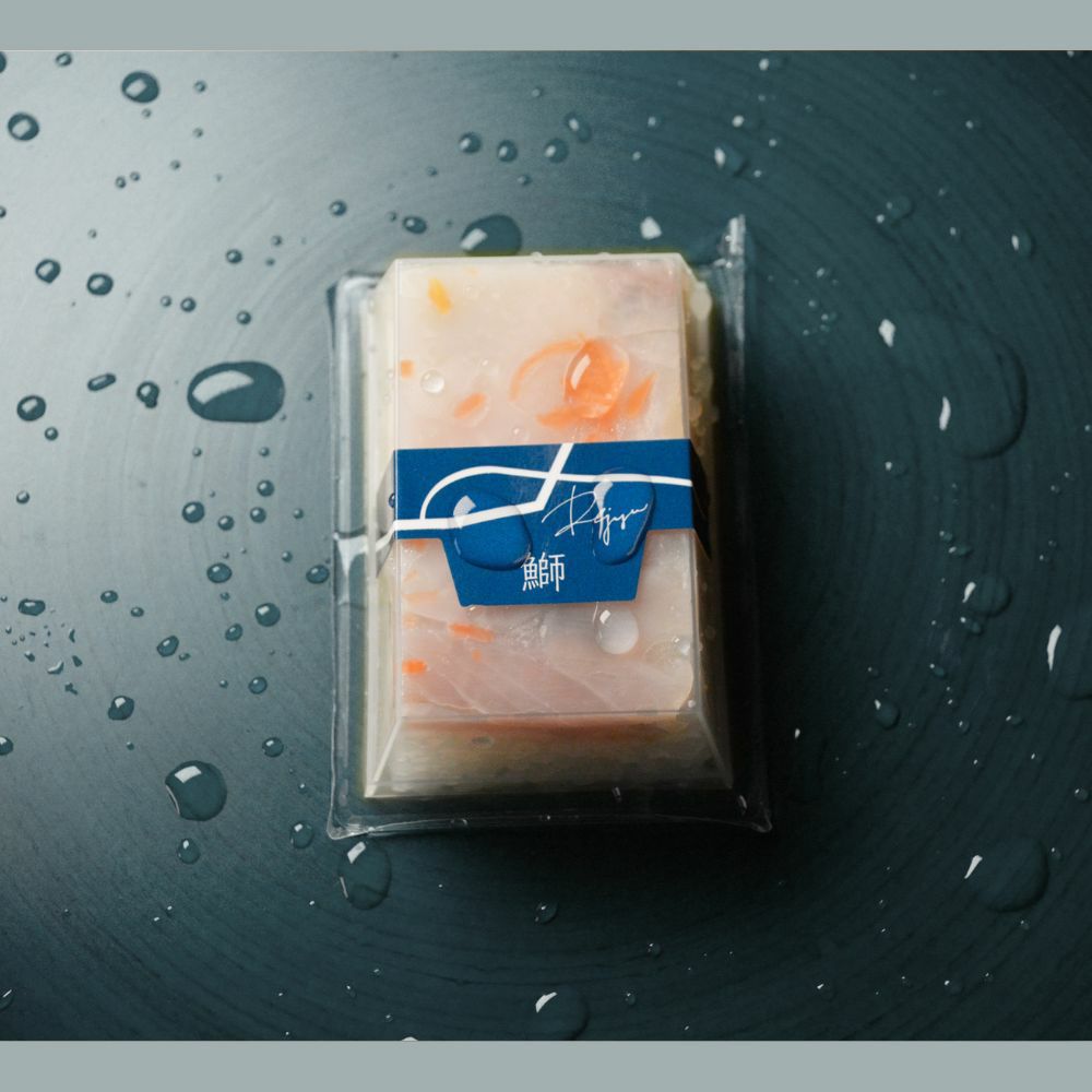 透明容器に帯が巻いてあるRejyu（レジュウ）の鰤の水感のある画像です。