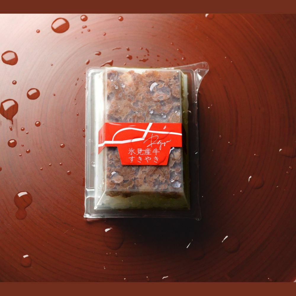 透明容器に帯が巻いてあるRejyu（レジュウ）の氷見産牛すきやきの水感のある画像です。