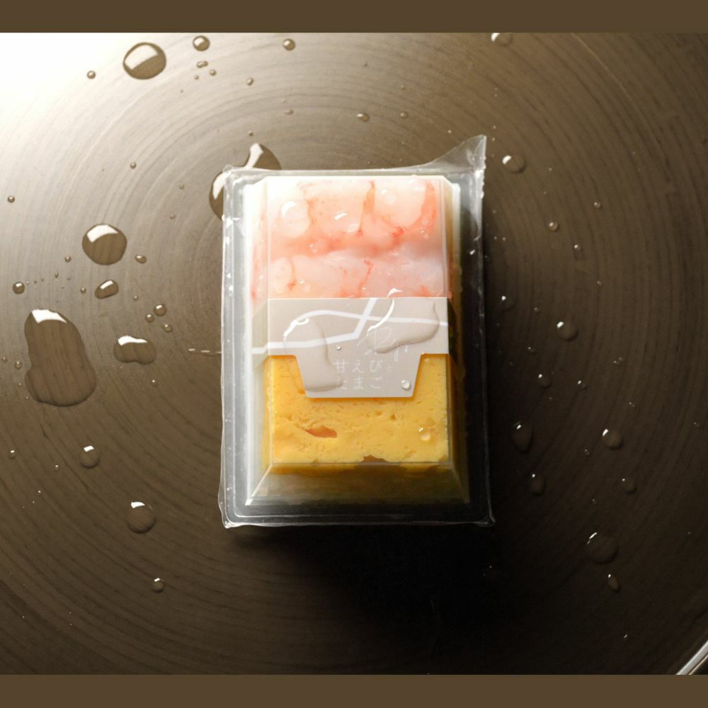 透明容器に帯が巻いてあるRejyu（レジュウ）の甘えびと玉子の水感のある画像です。