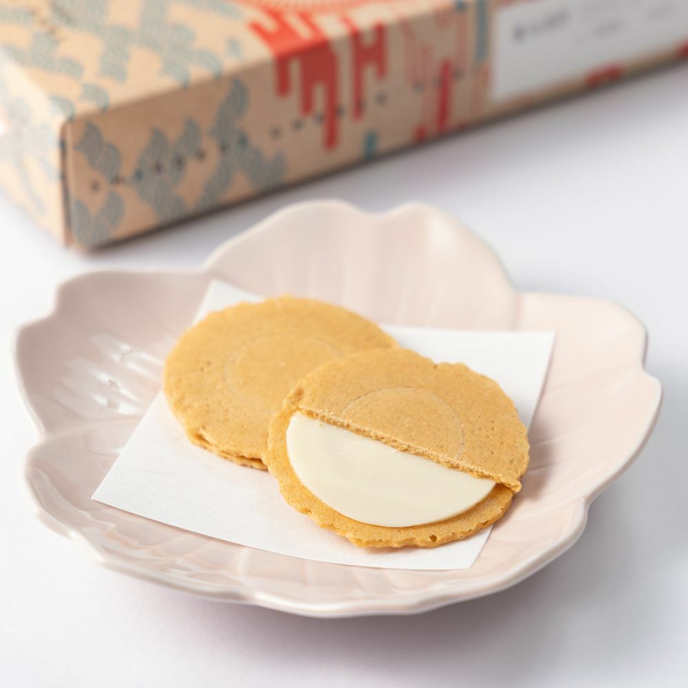 白えびチーズぱり（8枚入）の皿盛り画像です。