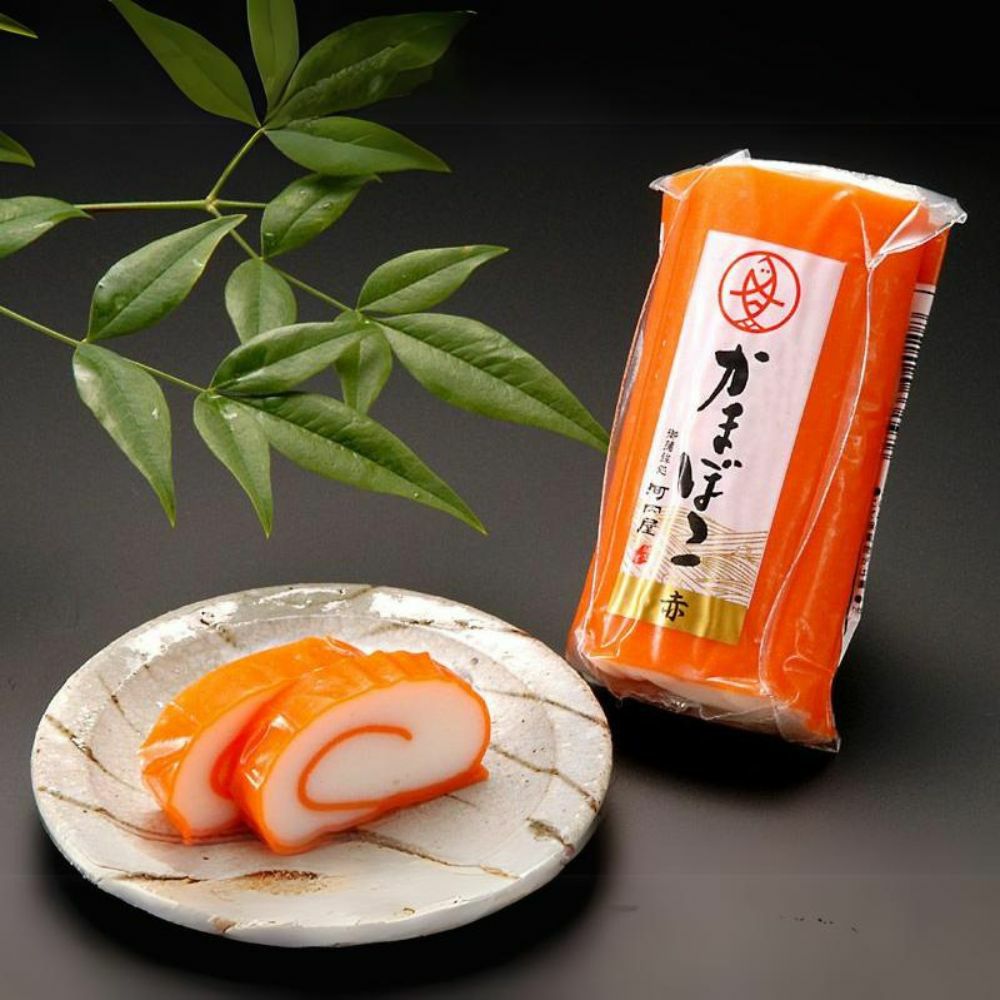 巻かまぼこ３本入りの内、赤かまぼこの皿盛り画像です。